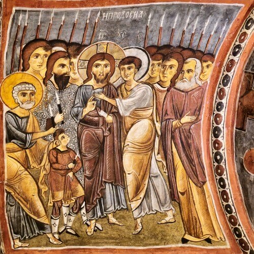 Göreme Karanlık Kilise’deki İhanet sahnesi; Judas’ın İsa’yı öpüşle ele verdiği Orta Bizans freski.